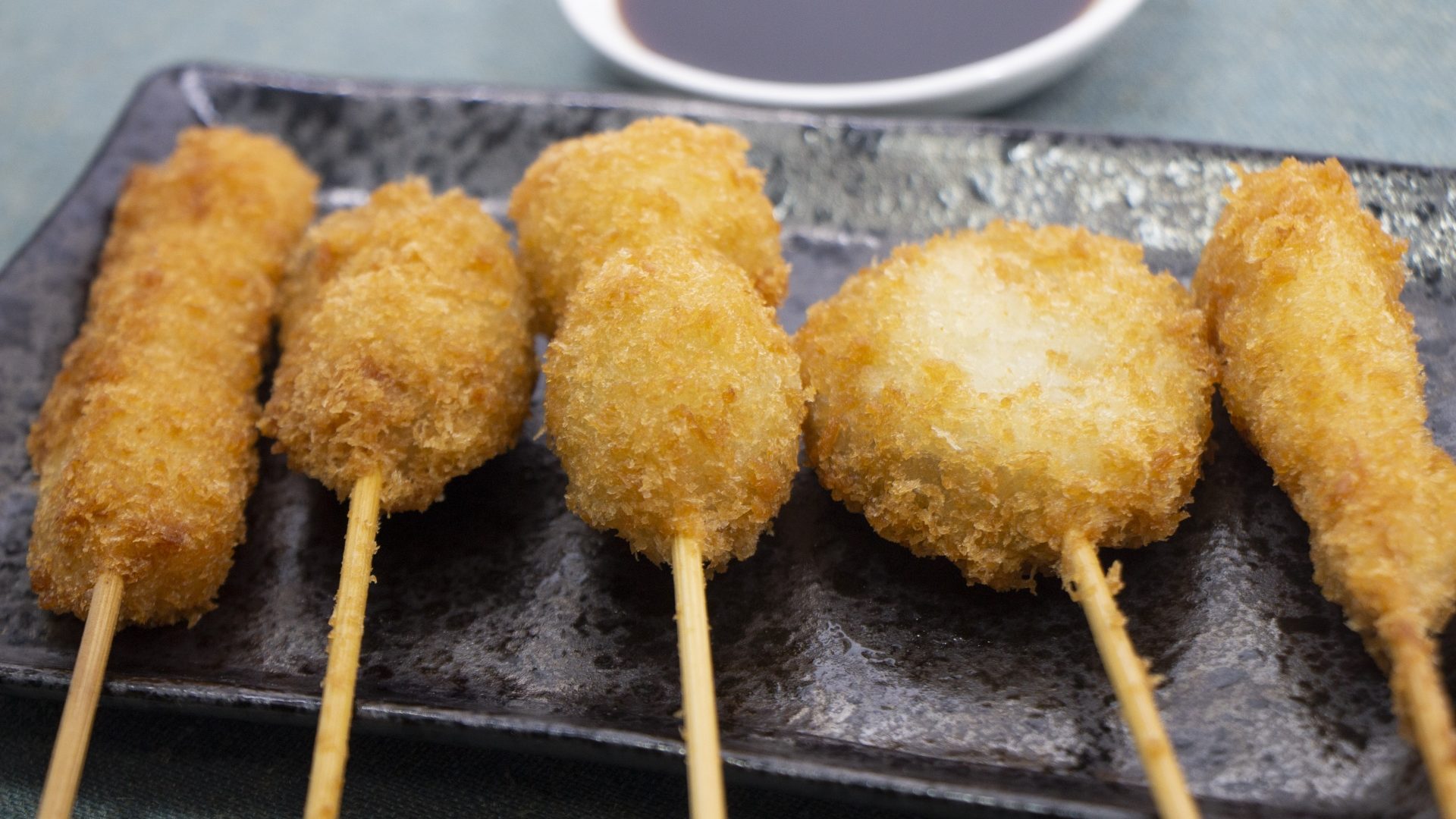 日本の大阪にある自分で好きな具材を揚げて楽しめる串カツ店を紹介するよ 串カツ食べ放題 串まる となみる